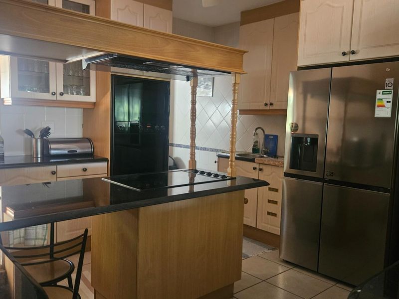 Stylish Four-Bedroom Coastal Home Close to Ballito’s Beaches and Amenities - Photo 4