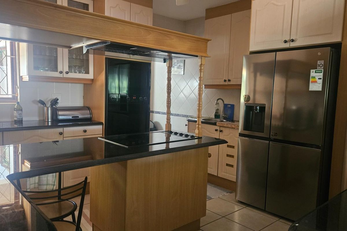 Stylish Four-Bedroom Coastal Home Close to Ballito’s Beaches and Amenities - Photo 4