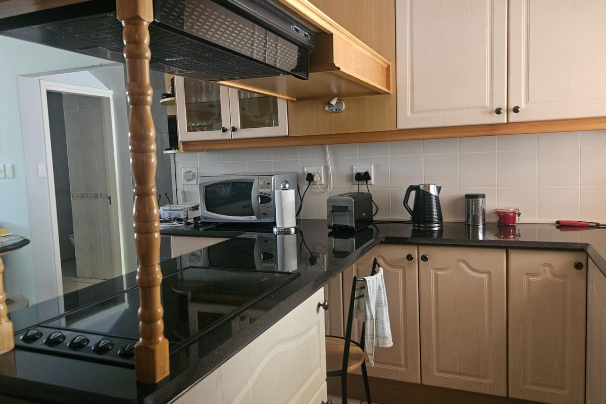 Stylish Four-Bedroom Coastal Home Close to Ballito’s Beaches and Amenities - Photo 5