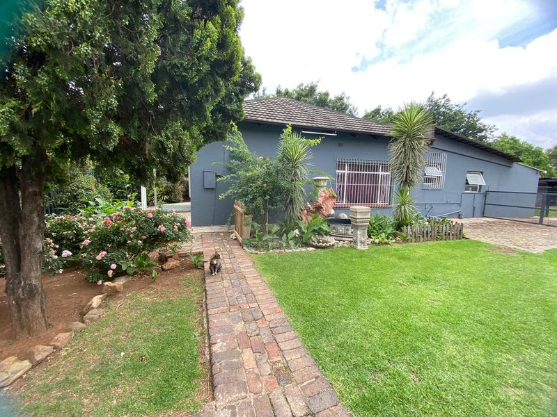 Extended Family Home or Investors Dream For sale in Brakpan - Photo 2