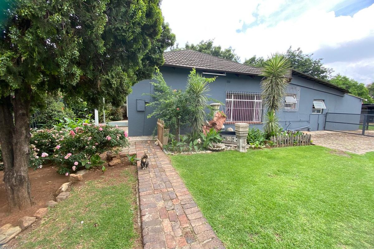 Extended Family Home or Investors Dream For sale in Brakpan - Photo 2