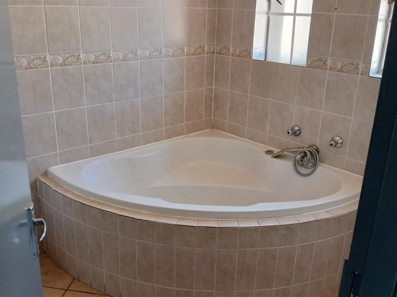 Townhouse To Rent in Ruimsig, Roodepoort - Photo 9