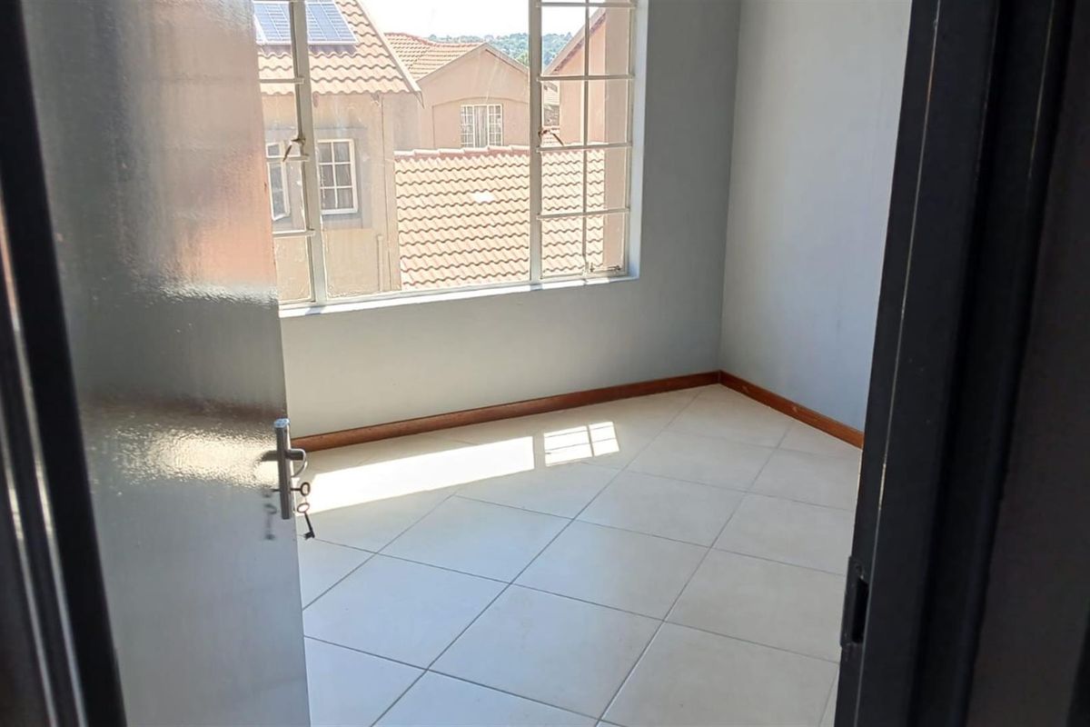 Townhouse To Rent in Ruimsig, Roodepoort - Photo 5