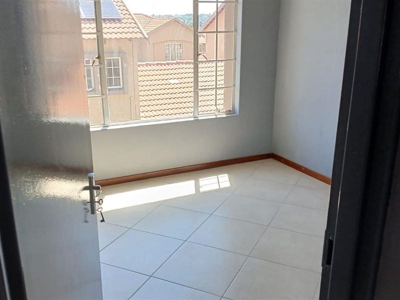 Townhouse To Rent in Ruimsig, Roodepoort - Photo 6