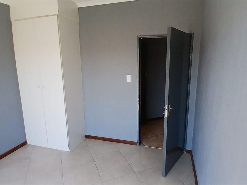 Townhouse To Rent in Ruimsig, Roodepoort - Photo 7