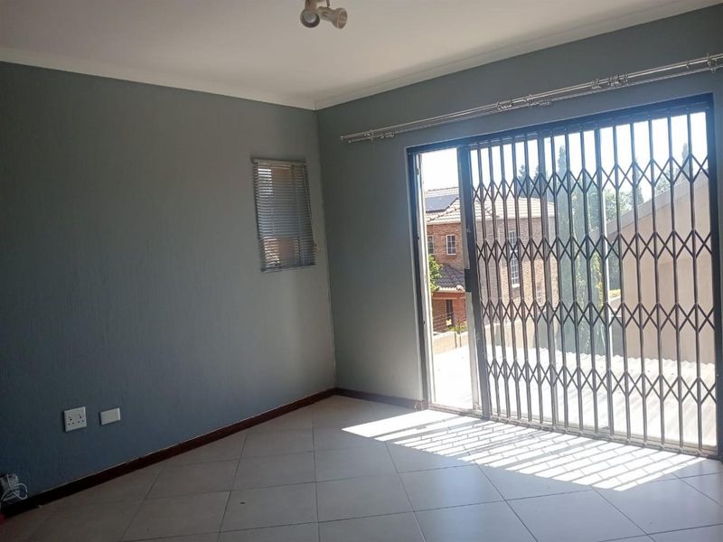 Townhouse To Rent in Ruimsig, Roodepoort - Photo 4