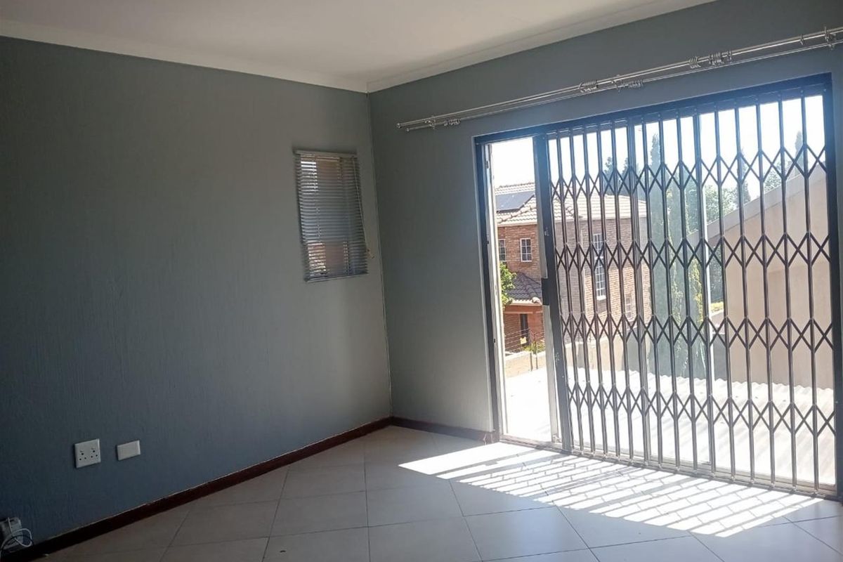 Townhouse To Rent in Ruimsig, Roodepoort - Photo 4