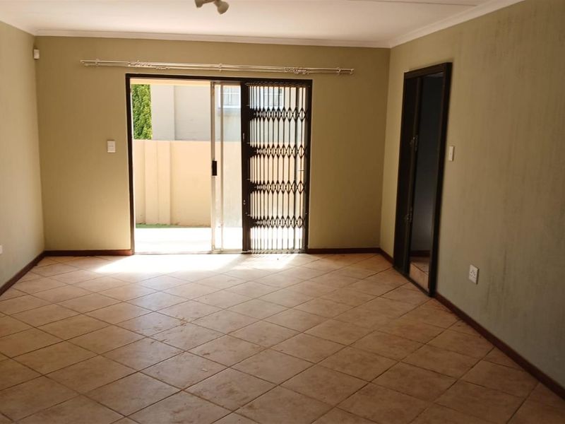 Townhouse To Rent in Ruimsig, Roodepoort - Photo 3