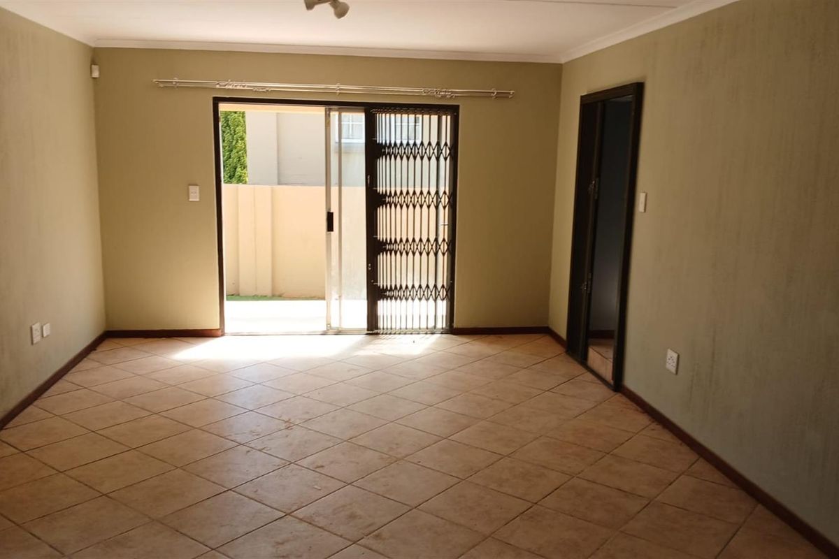 Townhouse To Rent in Ruimsig, Roodepoort - Photo 3