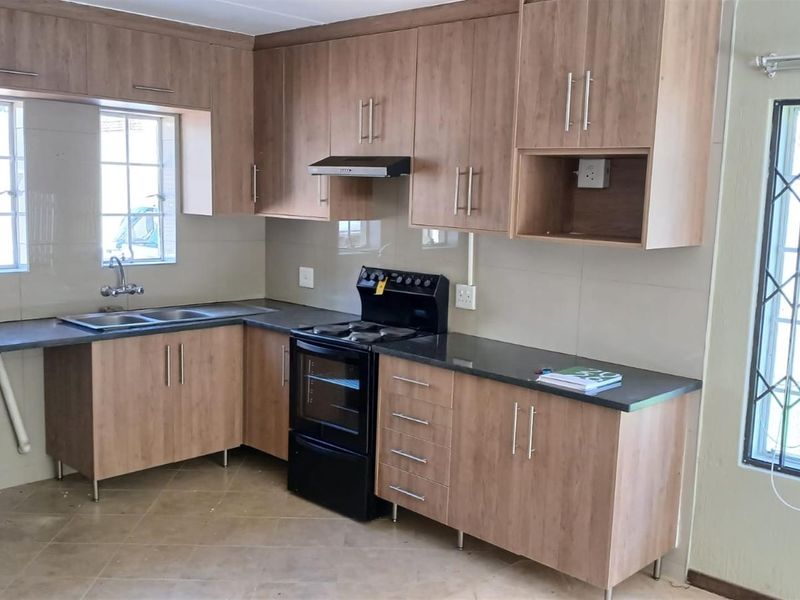 Townhouse To Rent in Ruimsig, Roodepoort - Photo 2