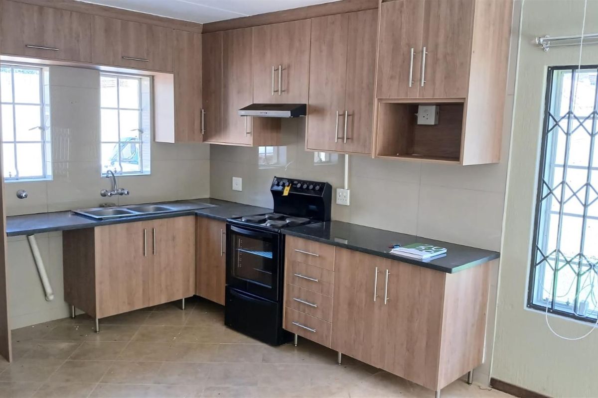 Townhouse To Rent in Ruimsig, Roodepoort - Photo 2