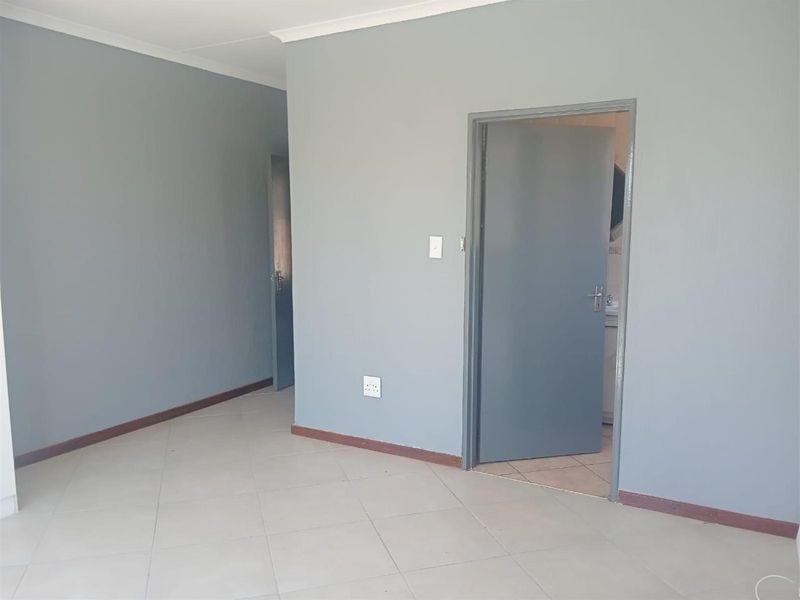 Townhouse To Rent in Ruimsig, Roodepoort - Photo 5