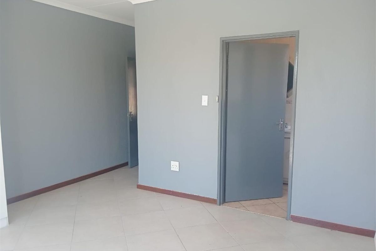 Townhouse To Rent in Ruimsig, Roodepoort - Photo 5