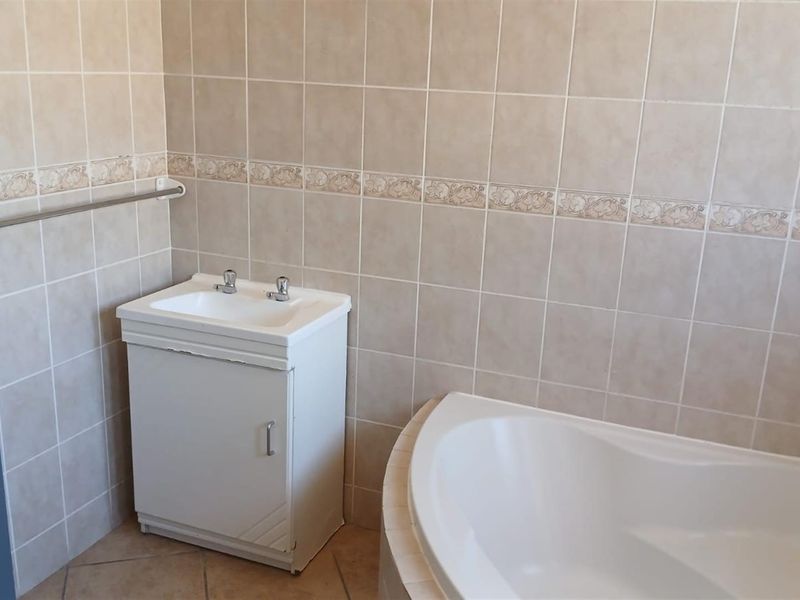 Townhouse To Rent in Ruimsig, Roodepoort - Photo 10