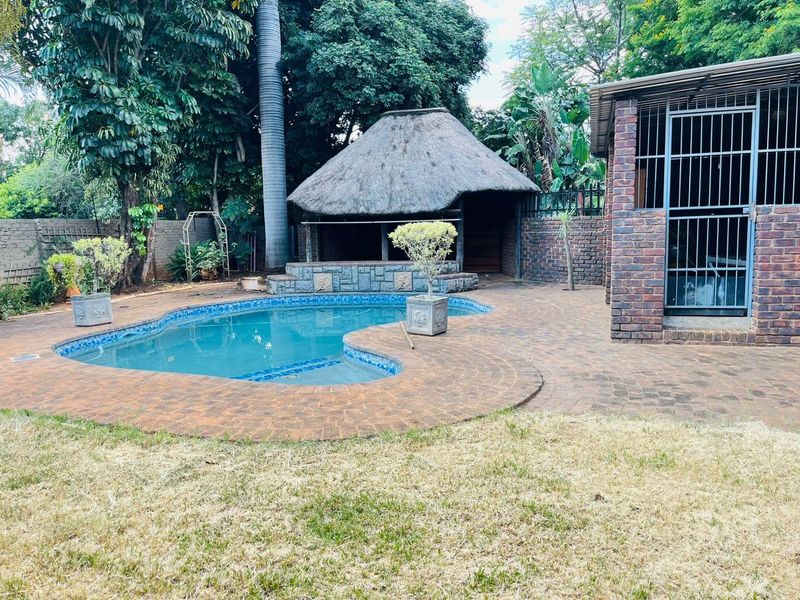 Entertainer’s Dream! 5-Bedroom Home with Pool, Lapa and Loft - Photo 2