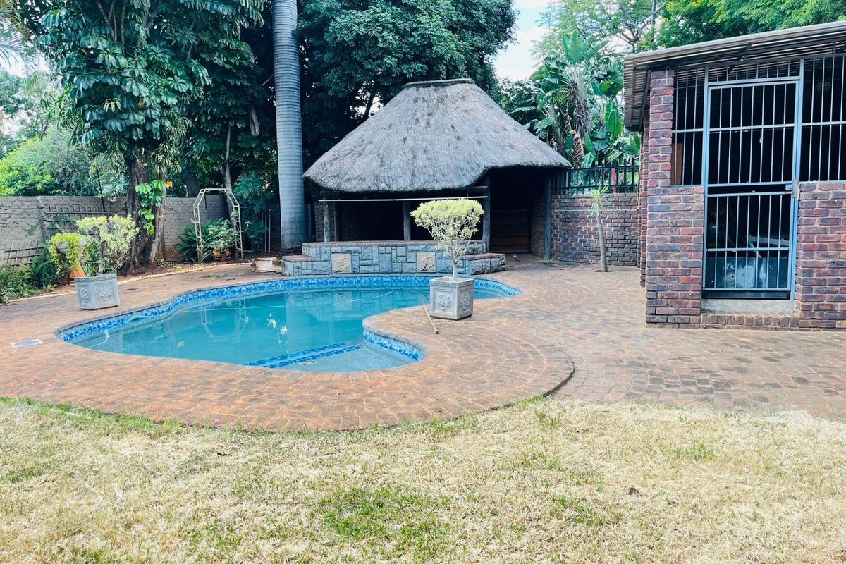 Entertainer’s Dream! 5-Bedroom Home with Pool, Lapa and Loft - Photo 2