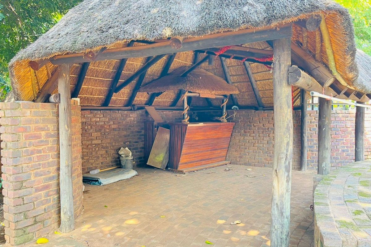 Entertainer’s Dream! 5-Bedroom Home with Pool, Lapa and Loft - Photo 4