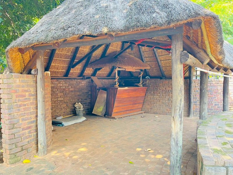 Entertainer’s Dream! 5-Bedroom Home with Pool, Lapa and Loft - Photo 4