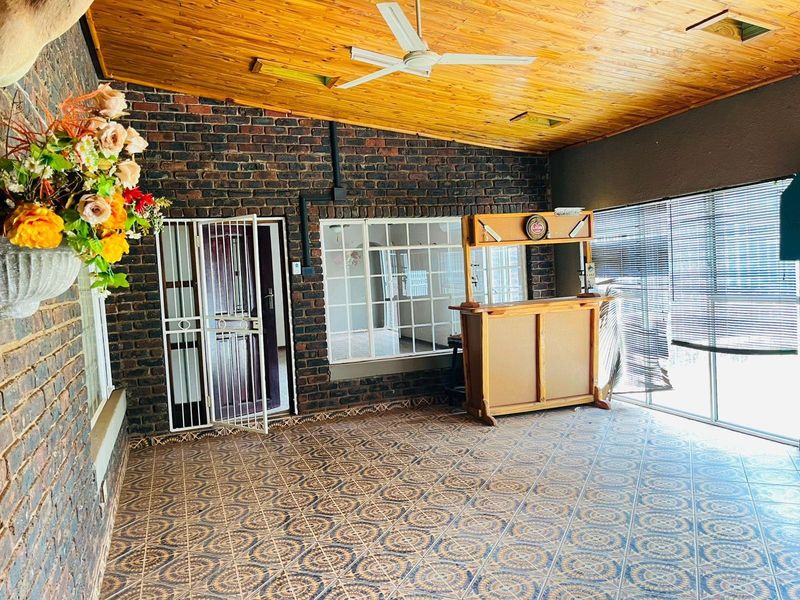 Entertainer’s Dream! 5-Bedroom Home with Pool, Lapa and Loft - Photo 5