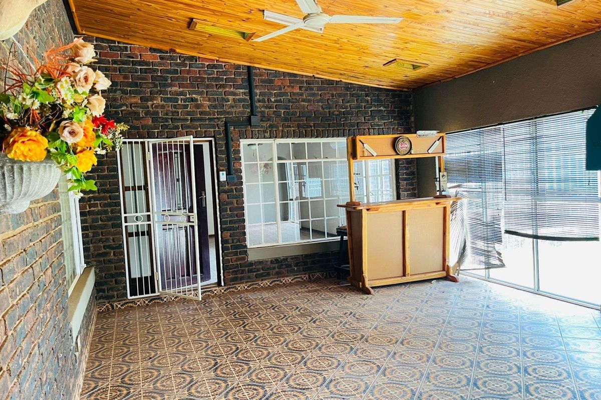 Entertainer’s Dream! 5-Bedroom Home with Pool, Lapa and Loft - Photo 5