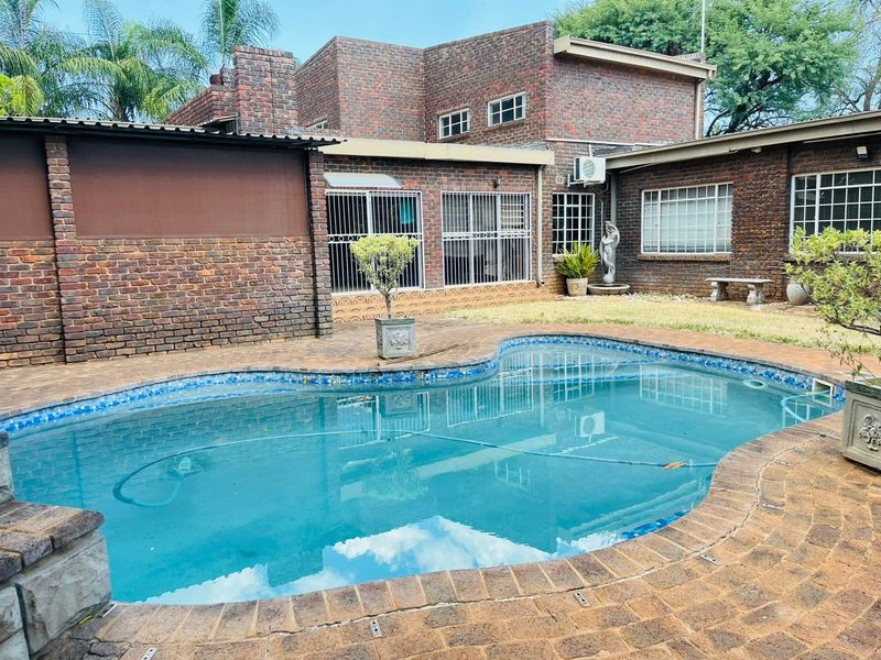 Entertainer’s Dream! 5-Bedroom Home with Pool, Lapa and Loft - Photo 3
