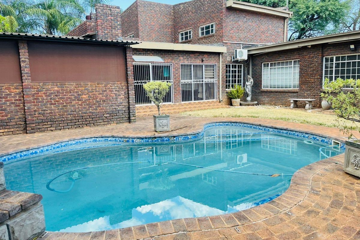 Entertainer’s Dream! 5-Bedroom Home with Pool, Lapa and Loft - Photo 3