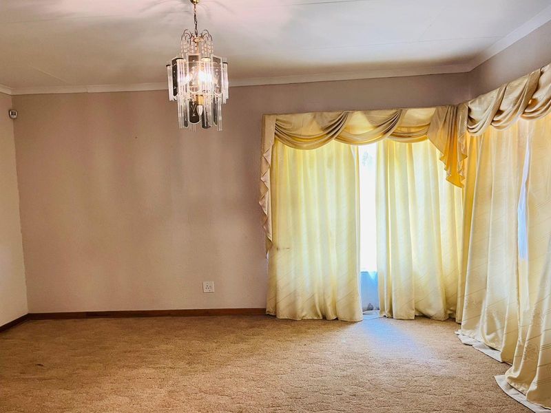 Entertainer’s Dream! 5-Bedroom Home with Pool, Lapa and Loft - Photo 8