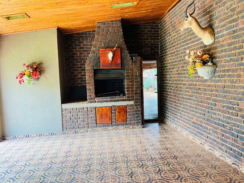 Entertainer’s Dream! 5-Bedroom Home with Pool, Lapa and Loft - Photo 6