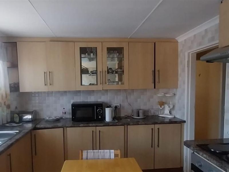 Stop paying rent and start investing in your future! - Photo 9