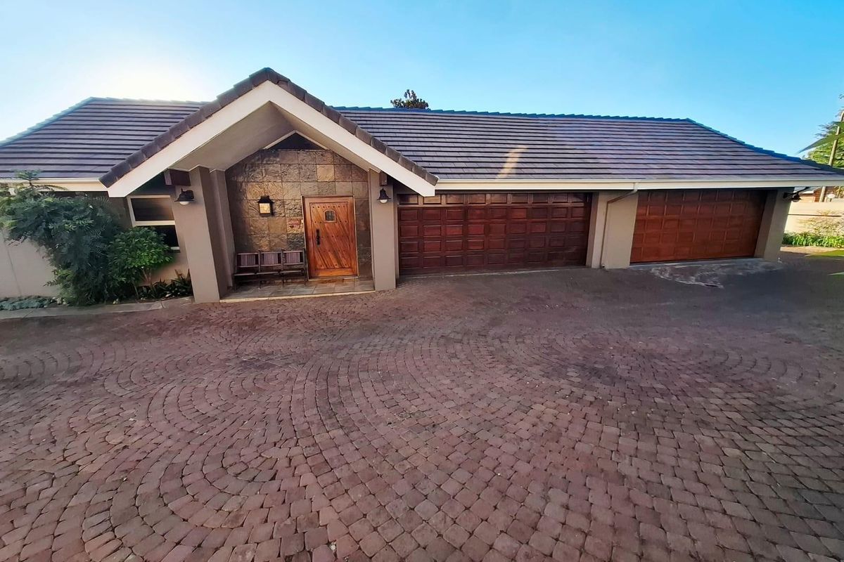 A Rare Gem on the Fairway - Exceptional Family Living with Direct Golf Course Access - Dual Mandate! - Photo 4