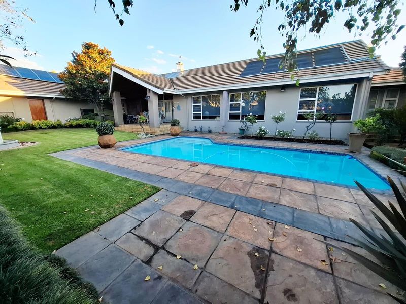 A Rare Gem on the Fairway - Exceptional Family Living with Direct Golf Course Access - Photo 3