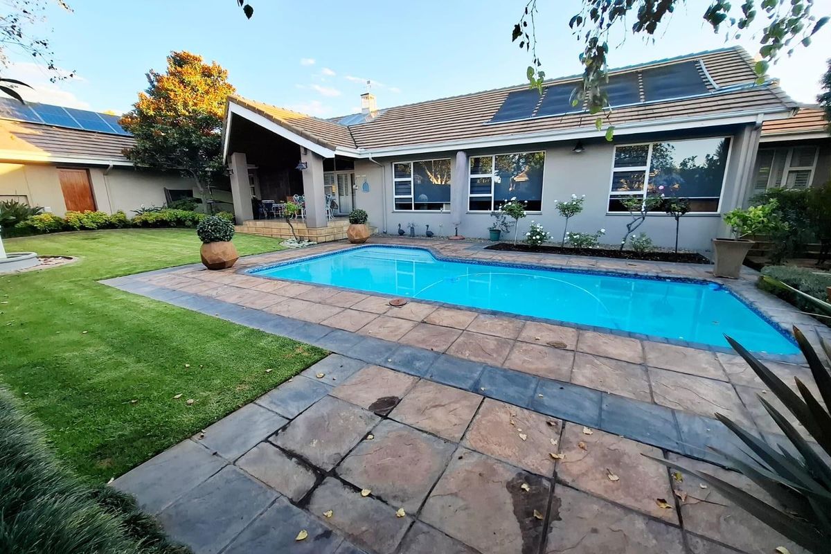 A Rare Gem on the Fairway - Exceptional Family Living with Direct Golf Course Access - Photo 3