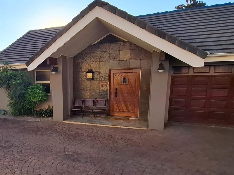 A Rare Gem on the Fairway - Exceptional Family Living with Direct Golf Course Access - Photo 5