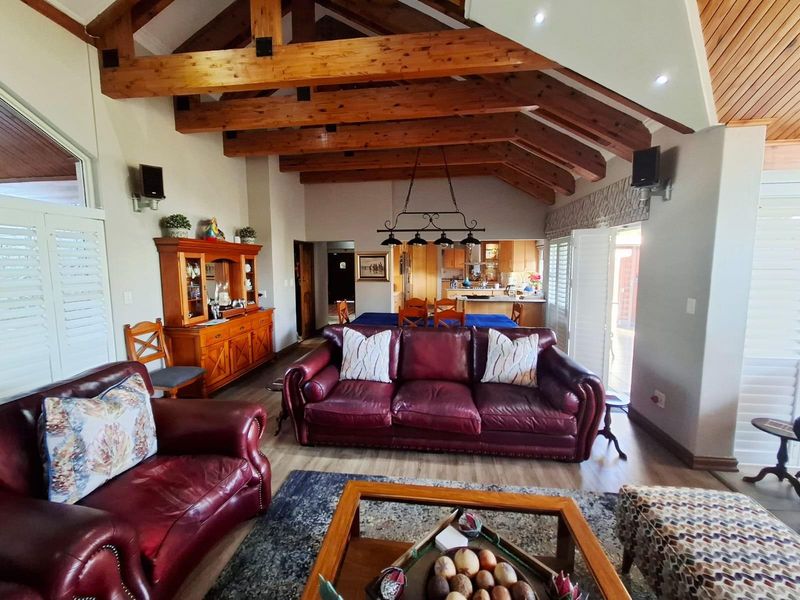 A Rare Gem on the Fairway - Exceptional Family Living with Direct Golf Course Access - Photo 10