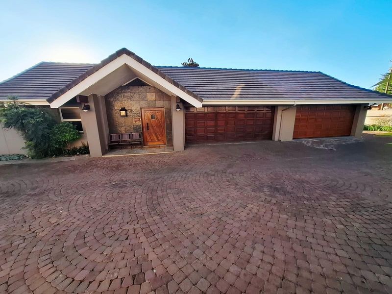 A Rare Gem on the Fairway - Exceptional Family Living with Direct Golf Course Access - Photo 4