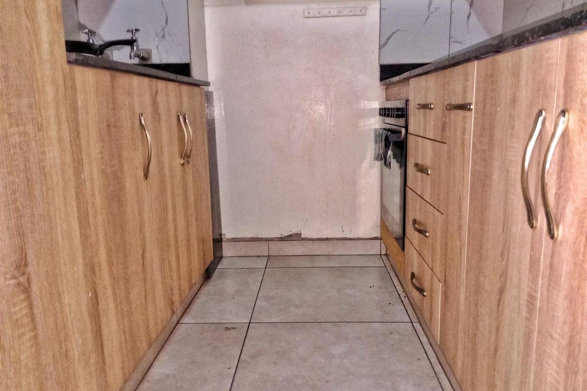 1.5 Bedroom Rental Flat Available in Nevileen Building - Arcadia, Pretoria - Photo 2