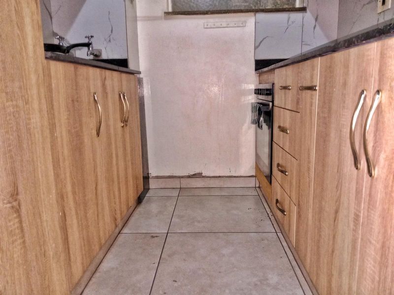 1.5 Bedroom Rental Flat Available in Nevileen Building - Arcadia, Pretoria - Photo 2