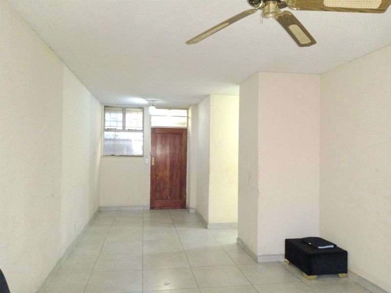 1.5 Bedroom Rental Flat Available in Nevileen Building - Arcadia, Pretoria - Photo 4