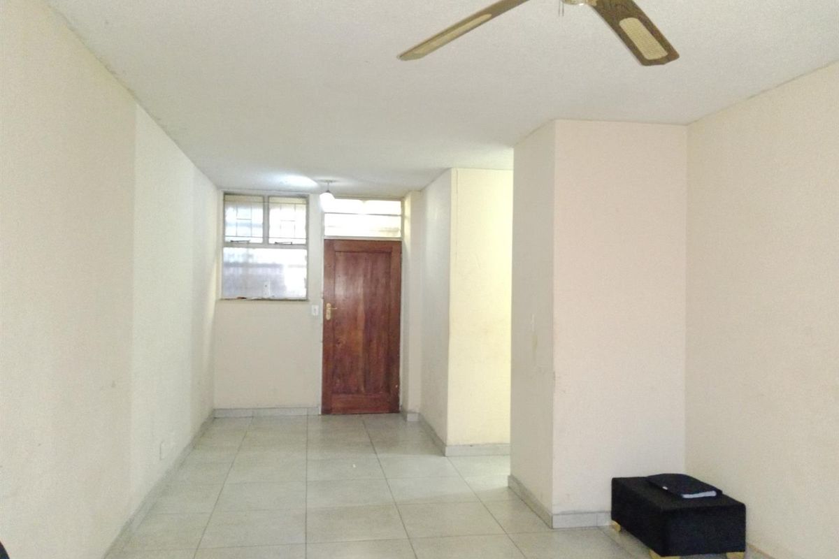 1.5 Bedroom Rental Flat Available in Nevileen Building - Arcadia, Pretoria - Photo 4