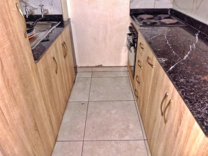 1.5 Bedroom Rental Flat Available in Nevileen Building - Arcadia, Pretoria - Photo 8