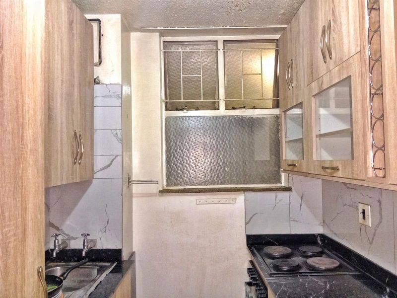 1.5 Bedroom Rental Flat Available in Nevileen Building - Arcadia, Pretoria - Photo 7