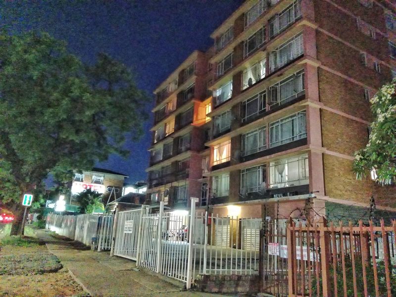 1.5 Bedroom Rental Flat Available in Nevileen Building - Arcadia, Pretoria - Photo 6