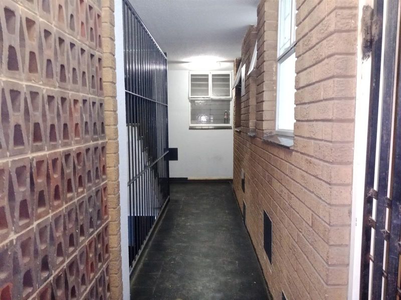 1.5 Bedroom Rental Flat Available in Nevileen Building - Arcadia, Pretoria - Photo 3