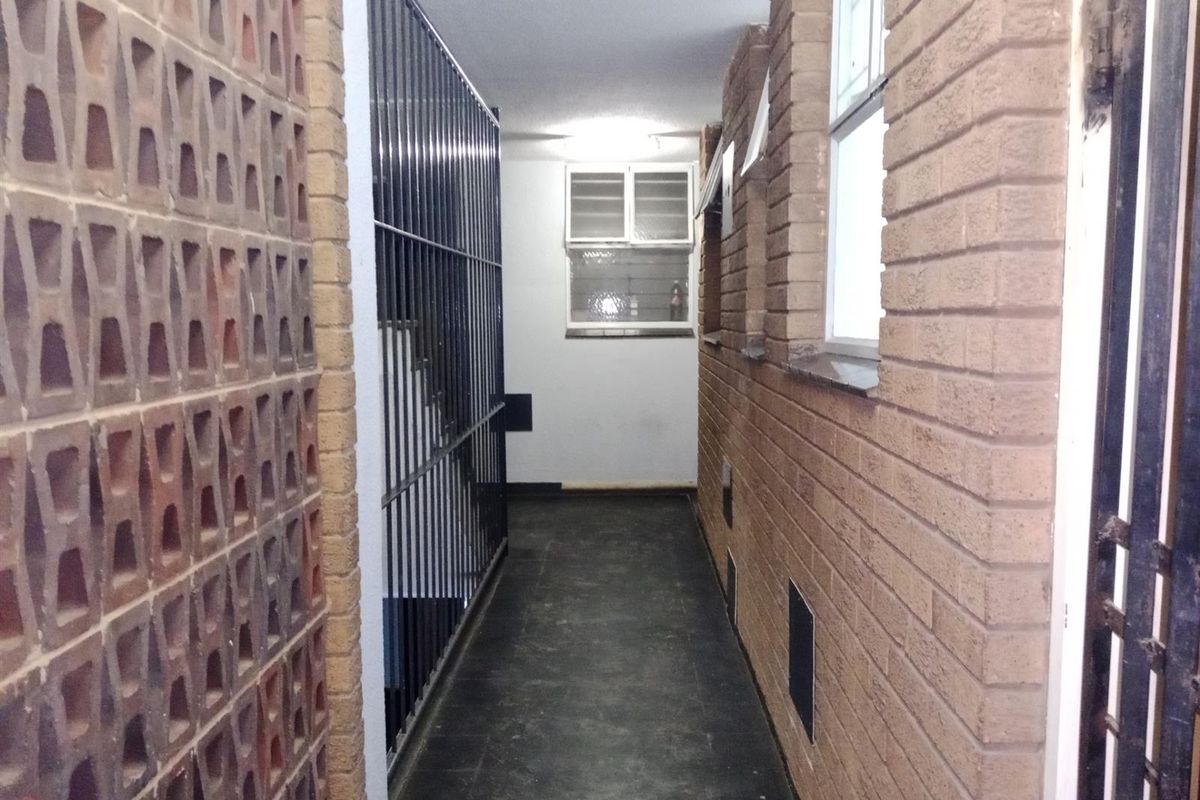 1.5 Bedroom Rental Flat Available in Nevileen Building - Arcadia, Pretoria - Photo 3