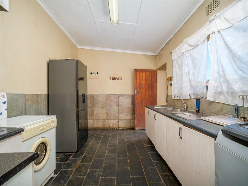 3 Bedroom 2 Flatlet House For Sale in Witpoortjie, Roodepoort - Photo 9