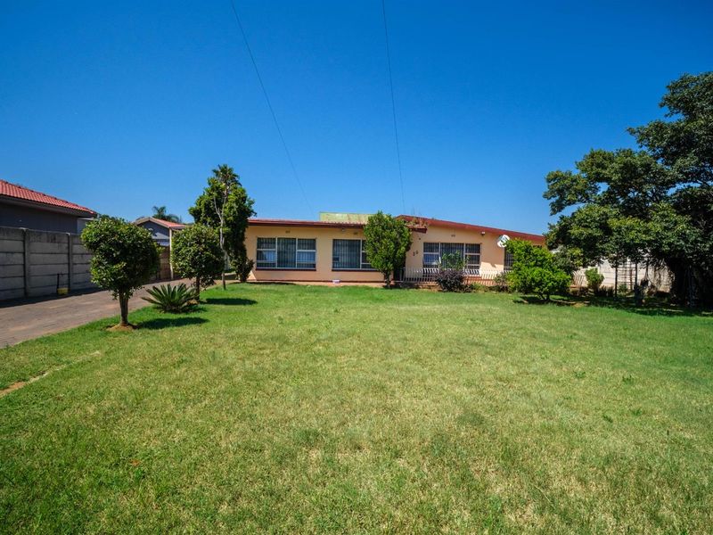 3 Bedroom 2 Flatlet House For Sale in Witpoortjie, Roodepoort - Photo 2