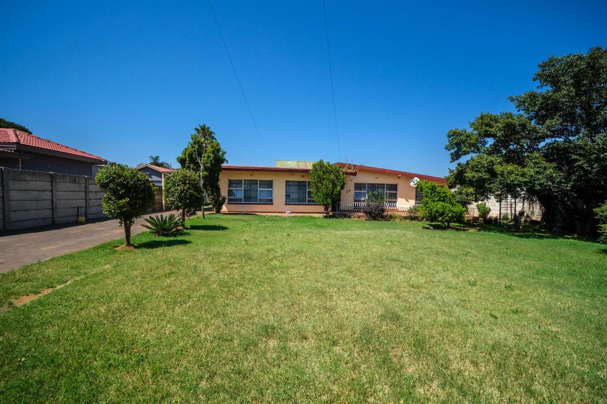 3 Bedroom 2 Flatlet House For Sale in Witpoortjie, Roodepoort - Photo 2