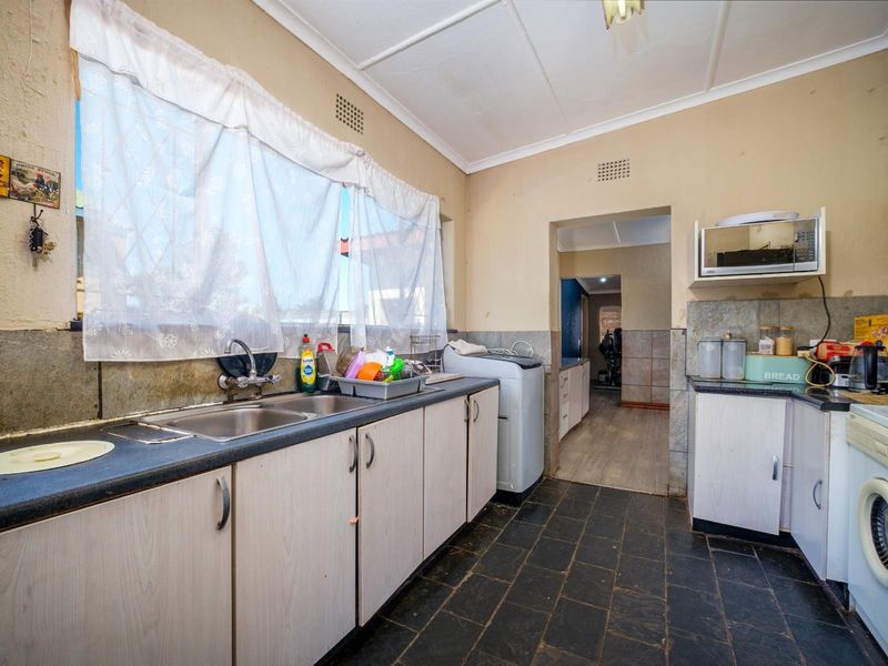 3 Bedroom 2 Flatlet House For Sale in Witpoortjie, Roodepoort - Photo 8