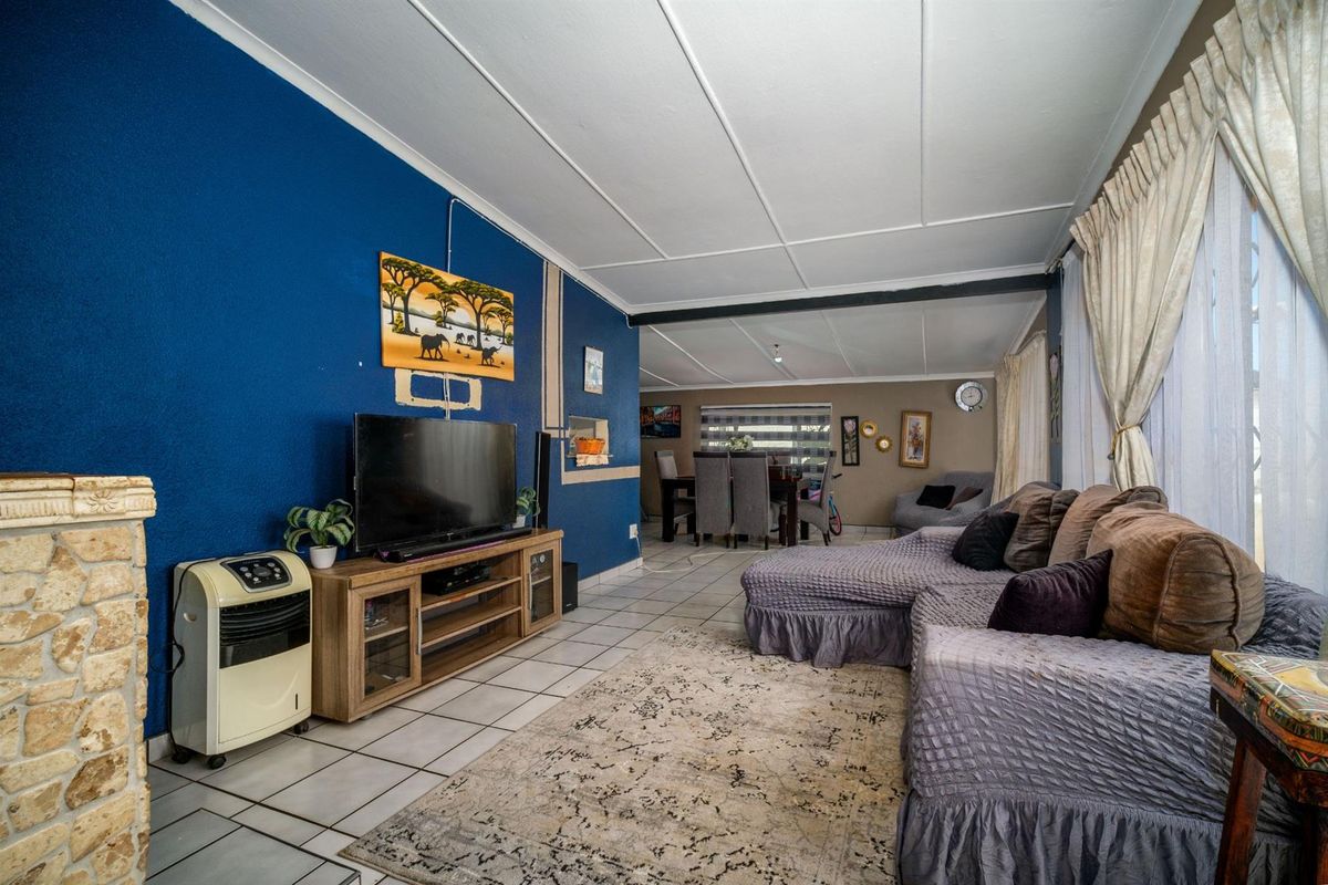 3 Bedroom 2 Flatlet House For Sale in Witpoortjie, Roodepoort - Photo 3