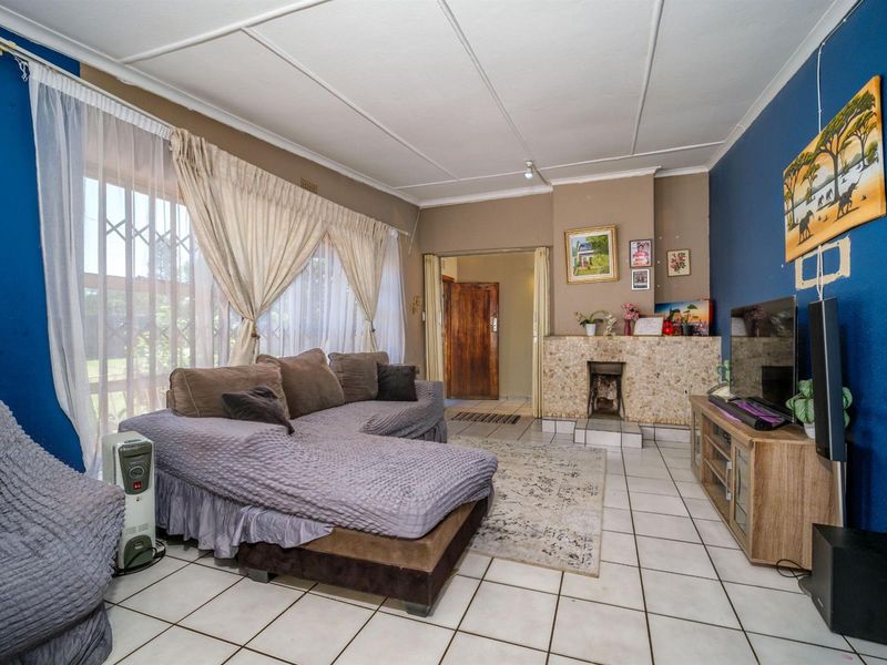 3 Bedroom 2 Flatlet House For Sale in Witpoortjie, Roodepoort - Photo 4